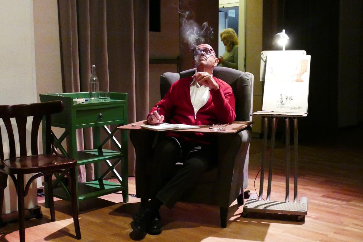 L'actor Josep Maria Cortada, qui interpreta al personatge de Roald Dahl, preparant-se, just abans de la funció.