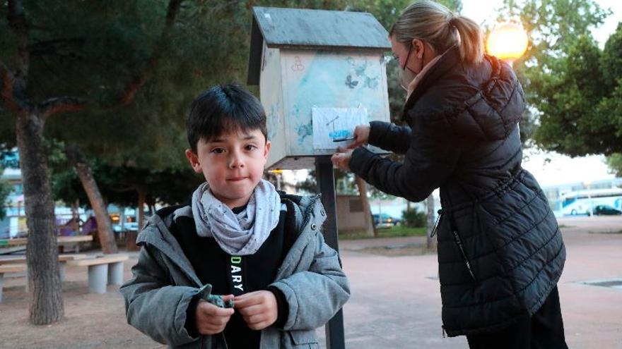 Liam no pierde la esperanza de recuperar el patinete que extravío en el parque de la Mayorazga de Vila-real.