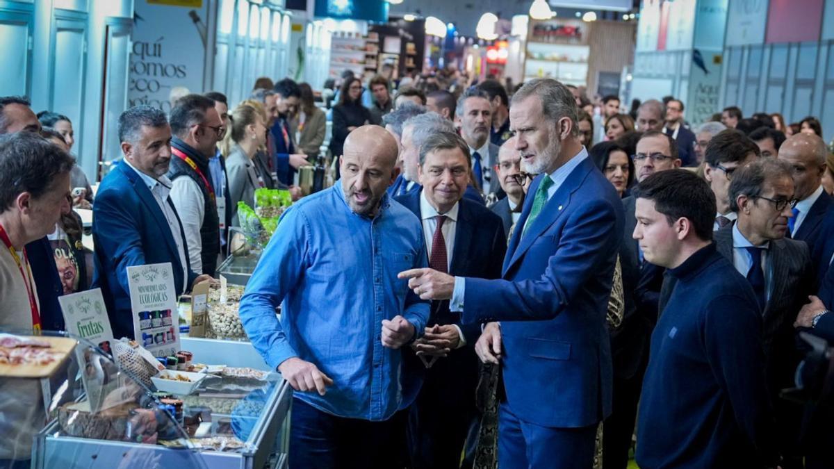 El presidente de la Generalitat, Salvador Illa, y el rey Felipe VI han inaugurado este lunes el salón Alimentaria, que llega al medio siglo de vida