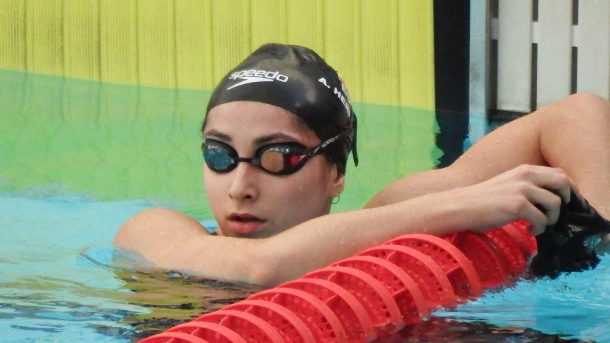 Alba Herrero durante la competición en la piscina.