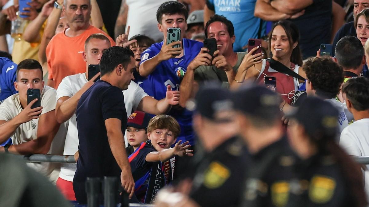Xavi Hernández abandona el Coliseum Alfonso Pérez tras ser expulsado
