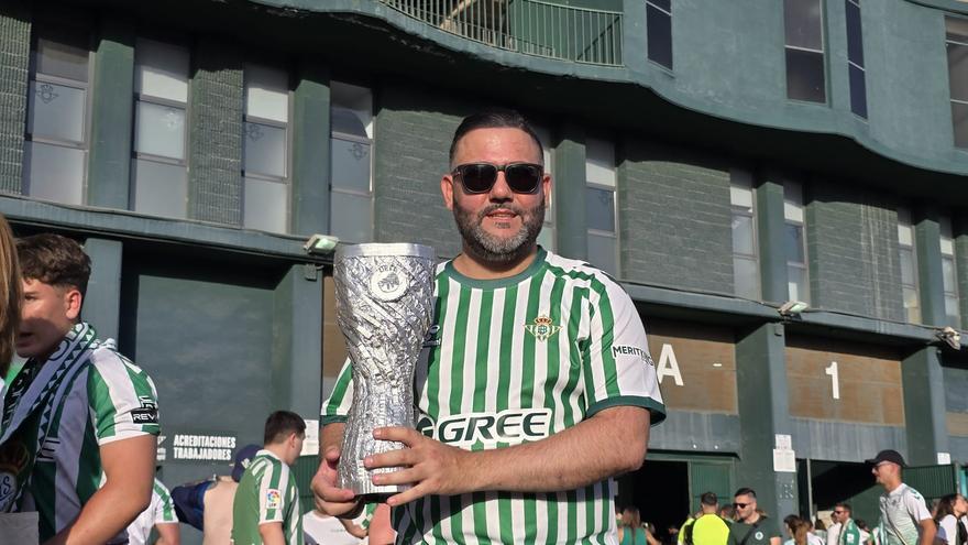 Ambientazo en el Benito Villamarín para ver la final ante el Chelsea