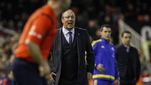 Rafa Benítez grita desde la banda a sus jugadores durante el partido del Madrid contra el Valencia en Mestalla.