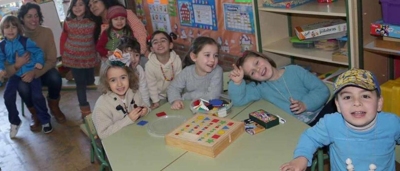 Alumnos y profesoras de la escuela unitaria de Monte da Vila, ayer.  // Muñiz