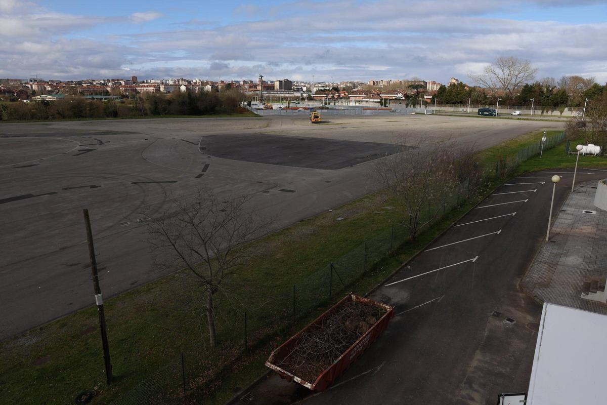 La explanada junto a la Escuela Superior de la Marina Civil.