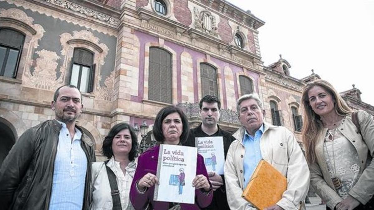 Representantes de Dincat, discapacitados intelectuales y familiares, ayer, ante el Parlament, con cuya presidenta se entrevistaron.