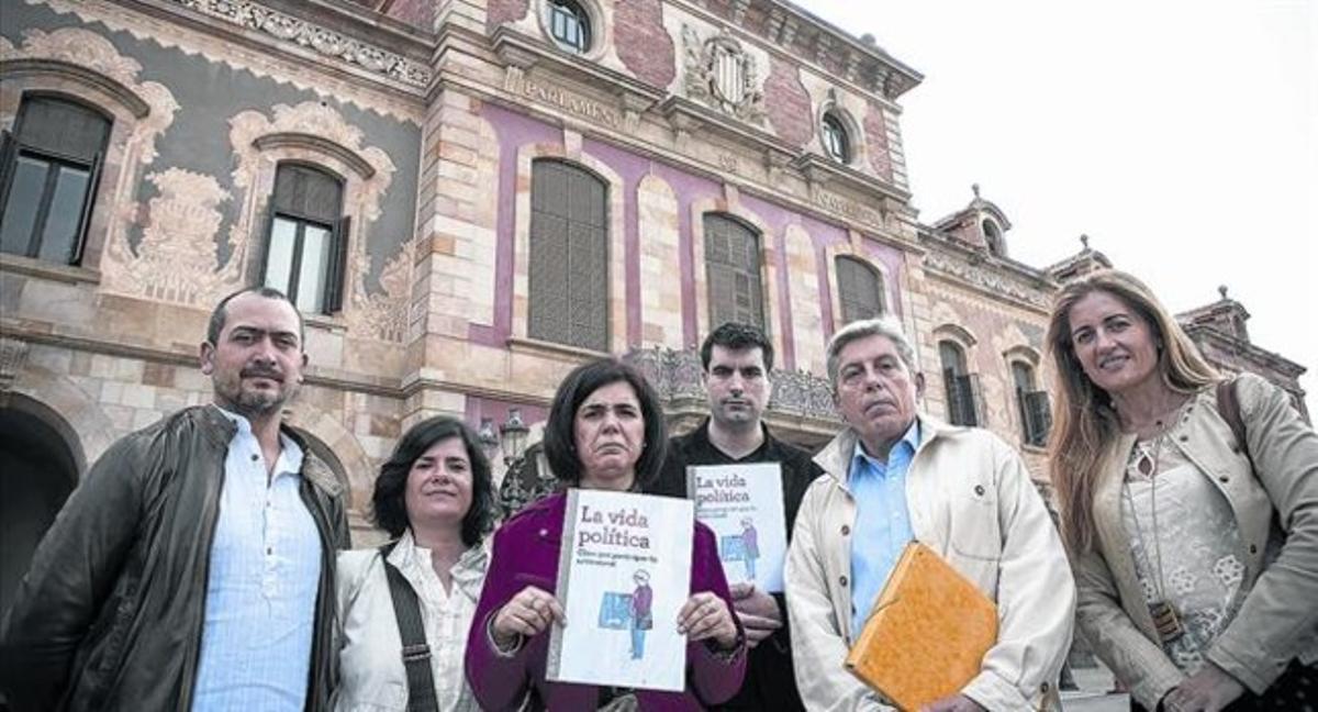 Representants de Dincat, discapacitats intel·lectuals i familiars, ahir, davant el Parlament, amb cuya presidenta es van entrevistar.