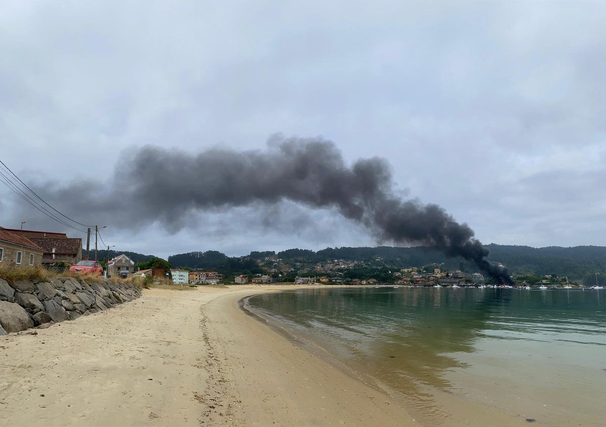 La gran columna de humo negro alertó a los vecinos.