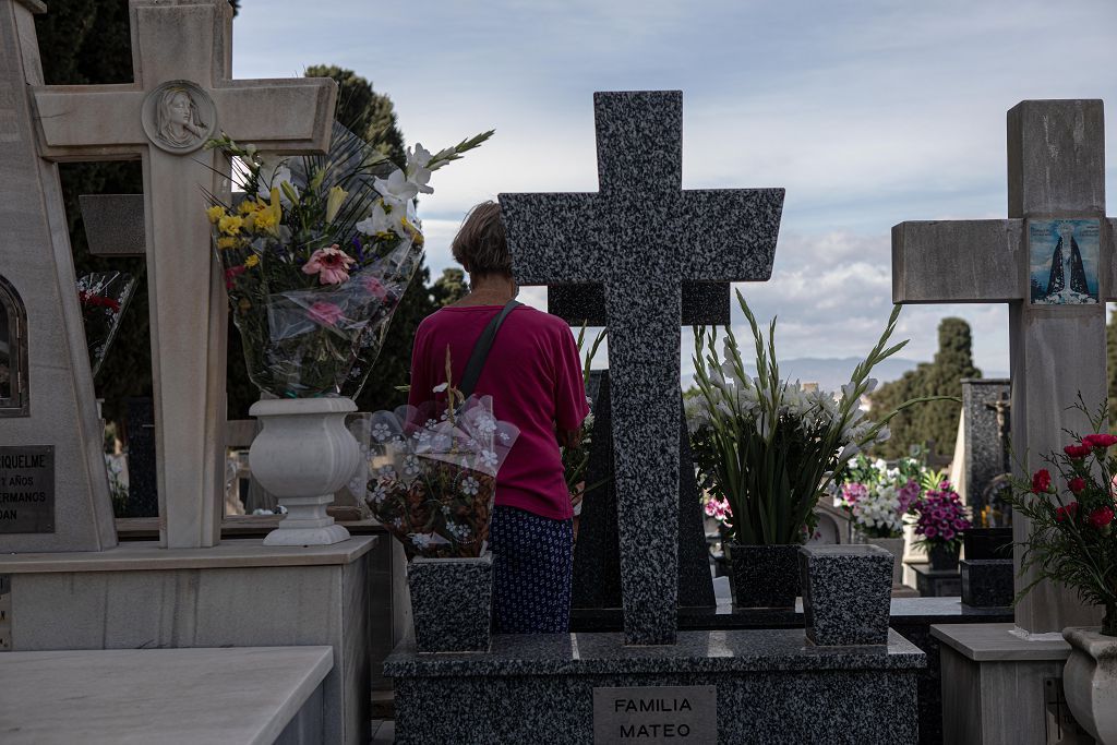 Víspera del día de Todos los Santos en el cementerio de Los Remedios de Cartagena