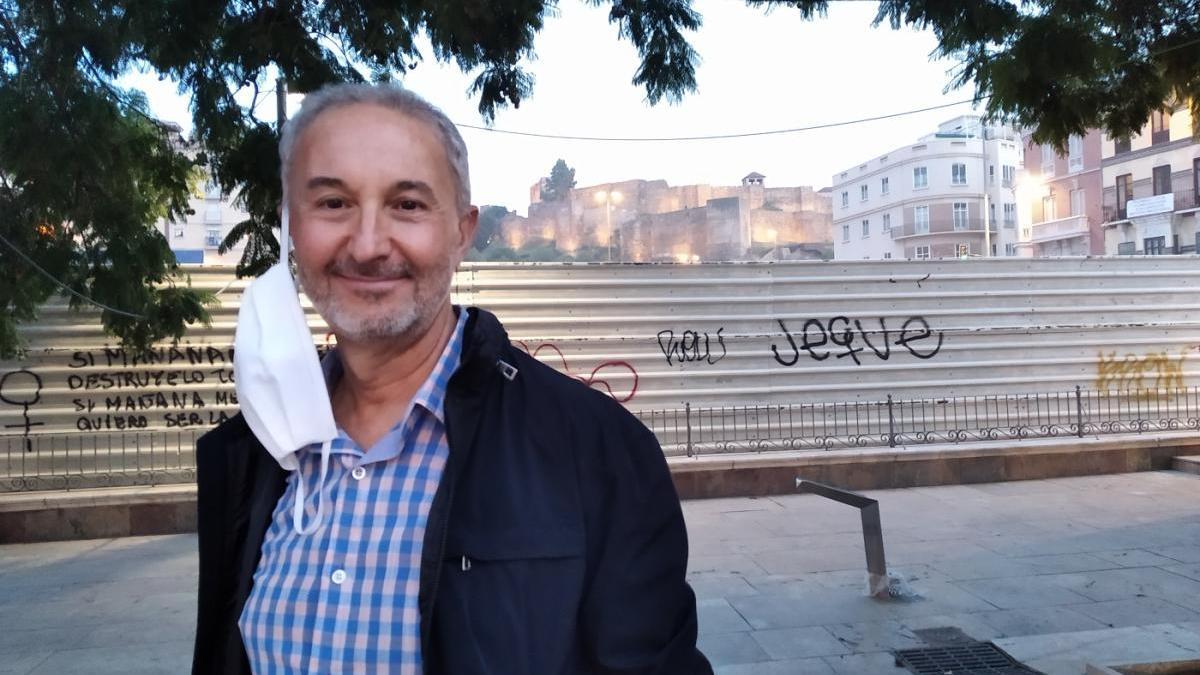 Francisco Rodríguez Marín, la semana pasada en la plaza de la Merced, con la Alcazaba al fondo, visible tras la demolición de los cines Astoria y Victoria.