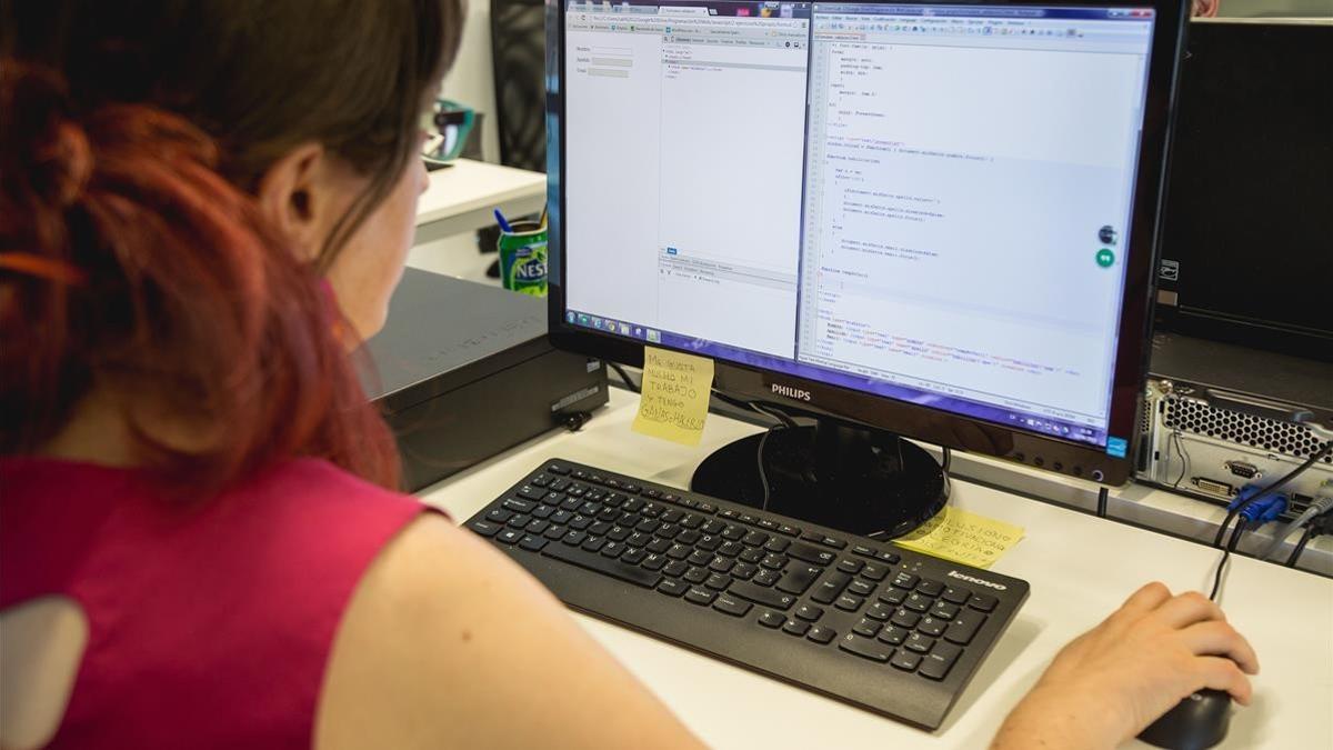 Una joven con asperger, en una empresa de Sant Cugat que emplea a personas que tienen este síndrome.