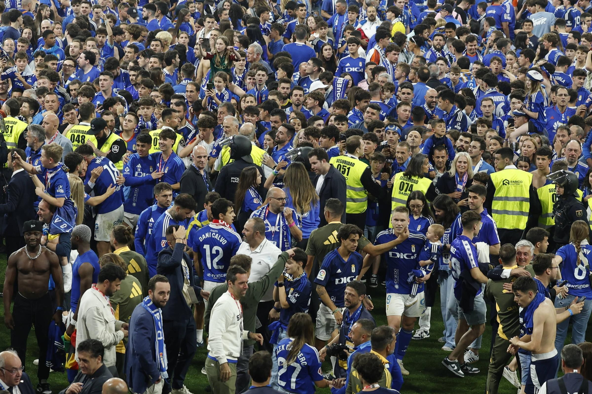 EN IMÁGENES: Así se vivió en el Carlos Tartiere la noche del ascenso del Oviedo a Primera División 24 años después