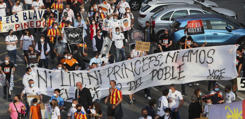 Manifestación de la Afición del Valencia contra Peter Lim