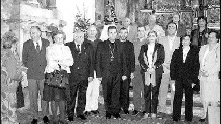 Directivos de las cofradías, con el obispo auxiliar de Oviedo, Raúl Berzosa.