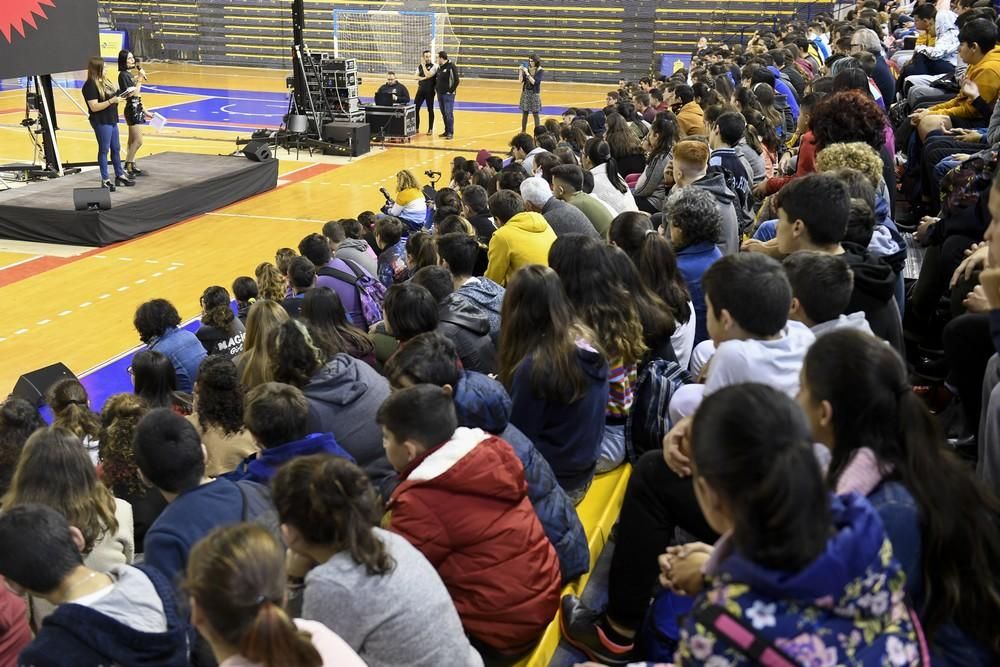 La diputada Carla Antonelli, con estudiantes de Secundaria en el Centro Insular de Deportes