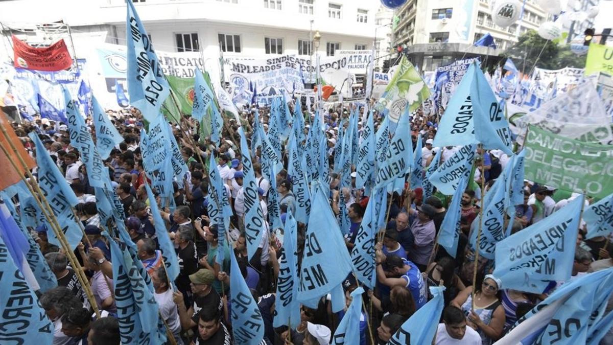 Miles de personas asisten a la manifestación convocada por los sindicatos contra la gestión del Gobierno argentino, en Buenos Aires.