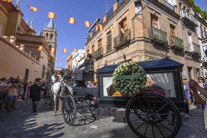 El féretro de María Jiménez es transportado en un coche de caballos a la iglesia de Santa Ana de Triana, donde se celebrará una misa