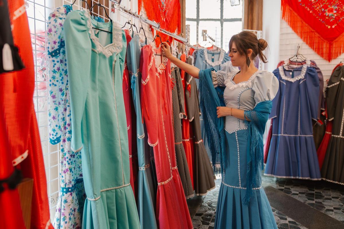 María elige un traje de chulapa en la tienda especializada Maty.