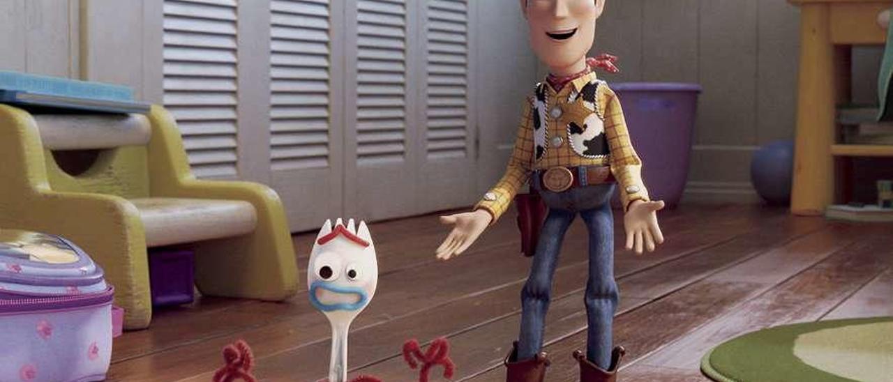 Forky y Woody, en una imagen de &quot;Toy Story 4&quot;. // Pixar