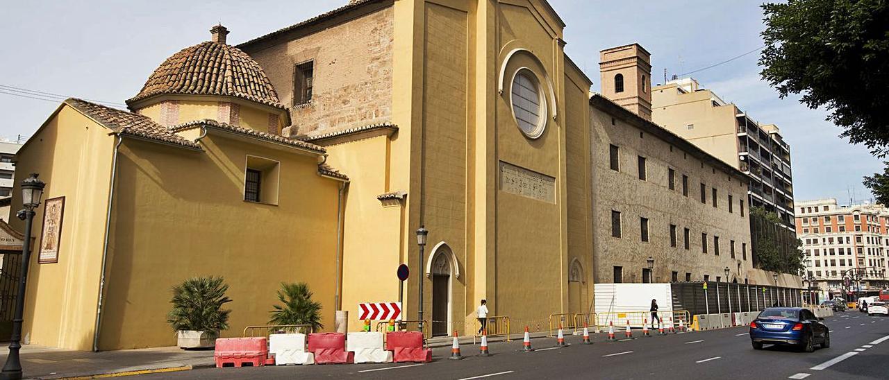 Iglesia de Cristo Rey en la que se aprecia el corte del presbiterio. Al fondo, el monasterio. | G. CABALLERO