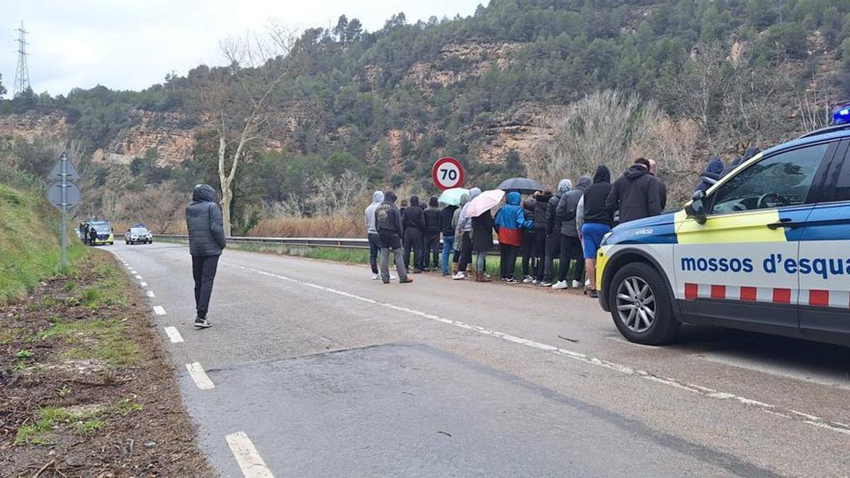 Veïns desplaçats al punt on va tenir lloc l’accident pel qual va morir un jove de 17 anys, a Castellbell i el Vilar