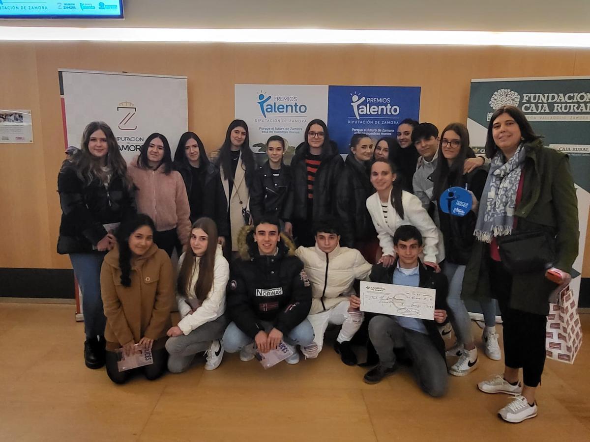 Los alumnos, con su profesora, tras recibir el premio Talento Emprende.