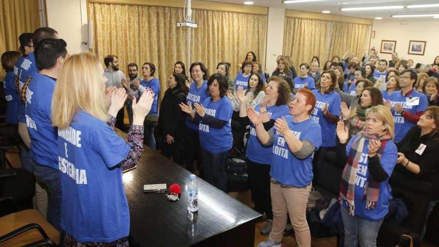 Funcionarios de Justicia, en la asamblea celebrada ayer en el Colegio de Abogados. // Alba Villar