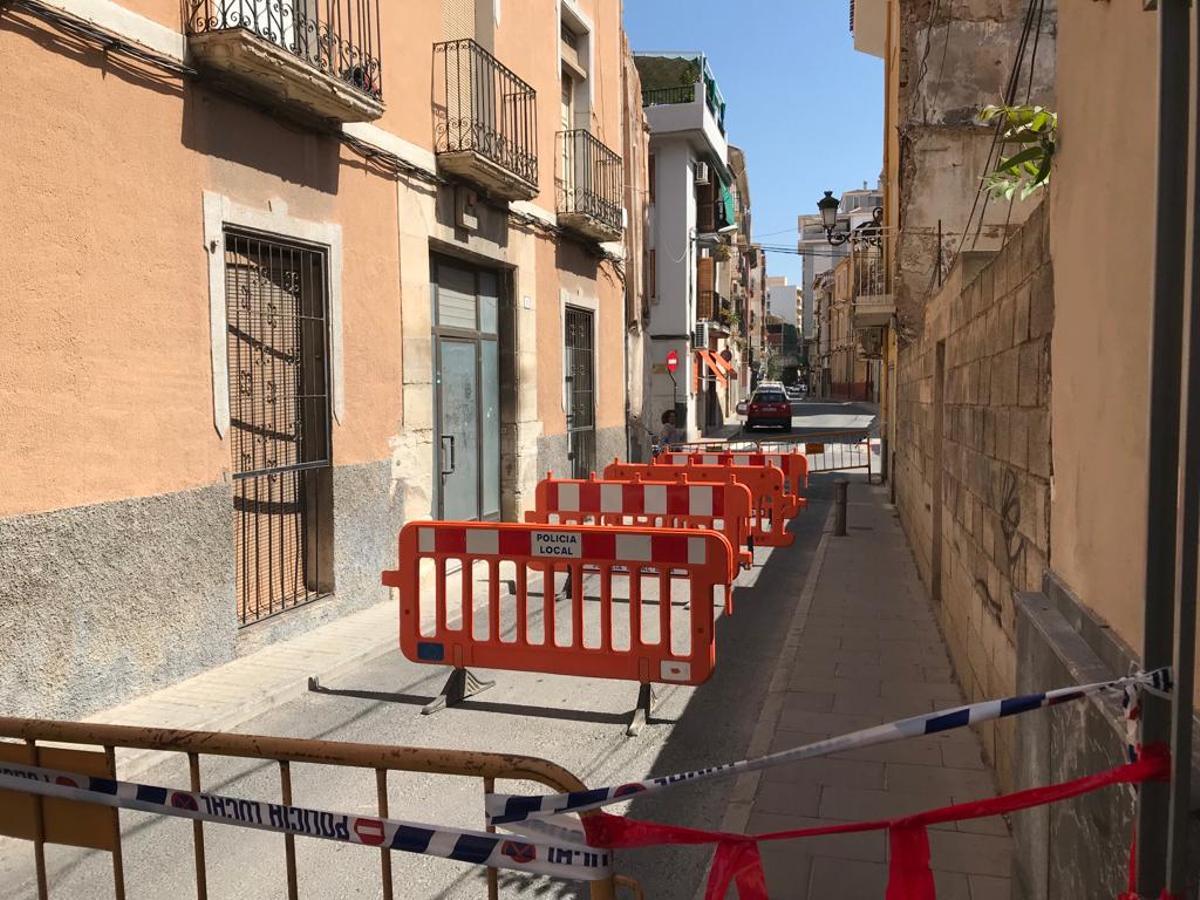 El paso por esta calle del casco antiguo permanece cortado desde la tarde del martes.
