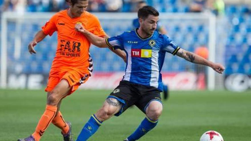 Miñano protege el balón en el último partido de Liga frente al Llagostera.