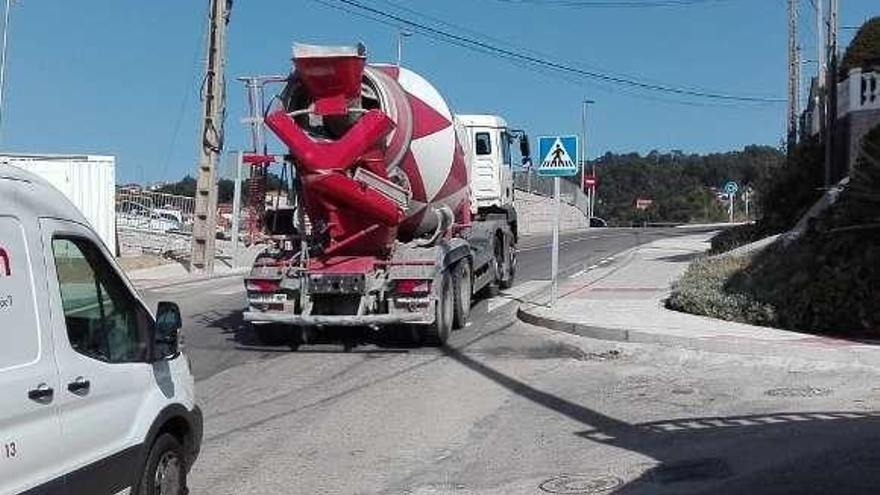 Un camión circula por el acceso al colegio Igrexa, ayer. // FdV