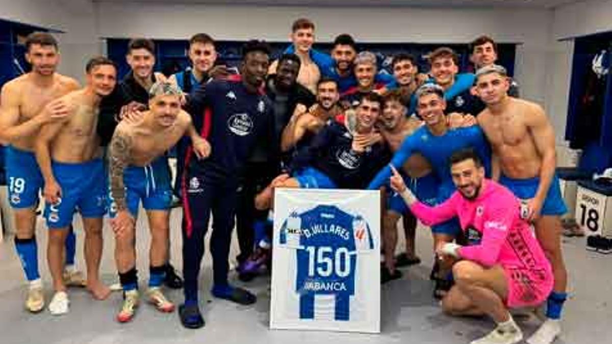 Villares y sus compañeros ayer en el vestuario de Riazor