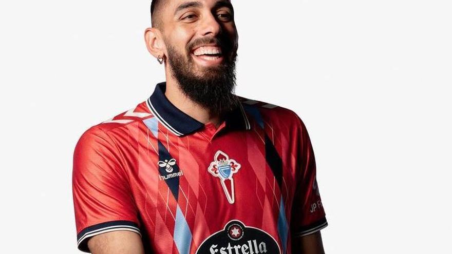 Así es la tercera equipación del Celta para la temporada 2026/27: roja, de inspiración noventera y con escudo en el pecho