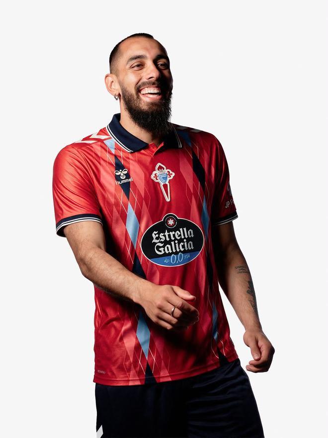 Así es la tercera equipación del Celta para la temporada 2026/27: roja, de inspiración noventera y con escudo en el pecho