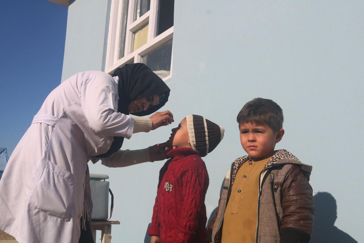 Archivo - Una sanitaria administra una vacuna a un niño durante la primera campaña contra la polio de 2021