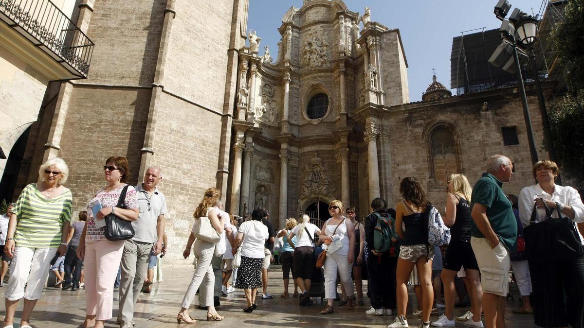 Imagen de archivo de turistas en la Catedral de València