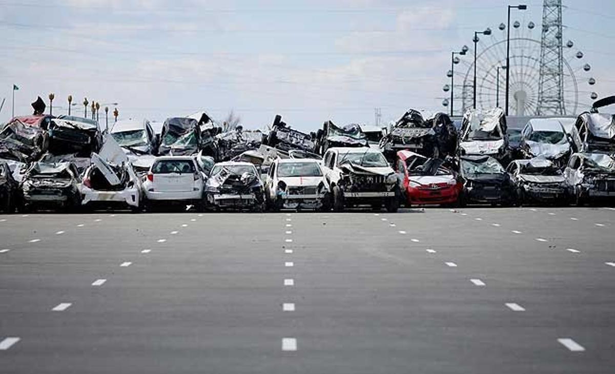 Cotxes nous, destrossats per les aigües del tsunami de l’11 de març, s’apilen en un solar d’aparcament de Toyota al port de Sendai (Japó).
