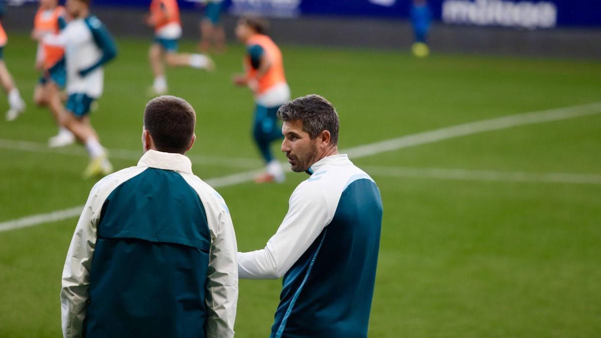 Funes habla con parte del cuerpo técnico en el entrenamiento del Málaga CF.