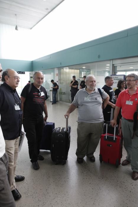 Llegada del "tren negro" a la estación de Gijón.