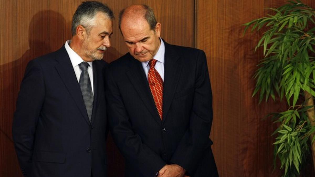 José Antonio Griñán y Manuel Chaves conversan en Sevilla, en abril del 2009.