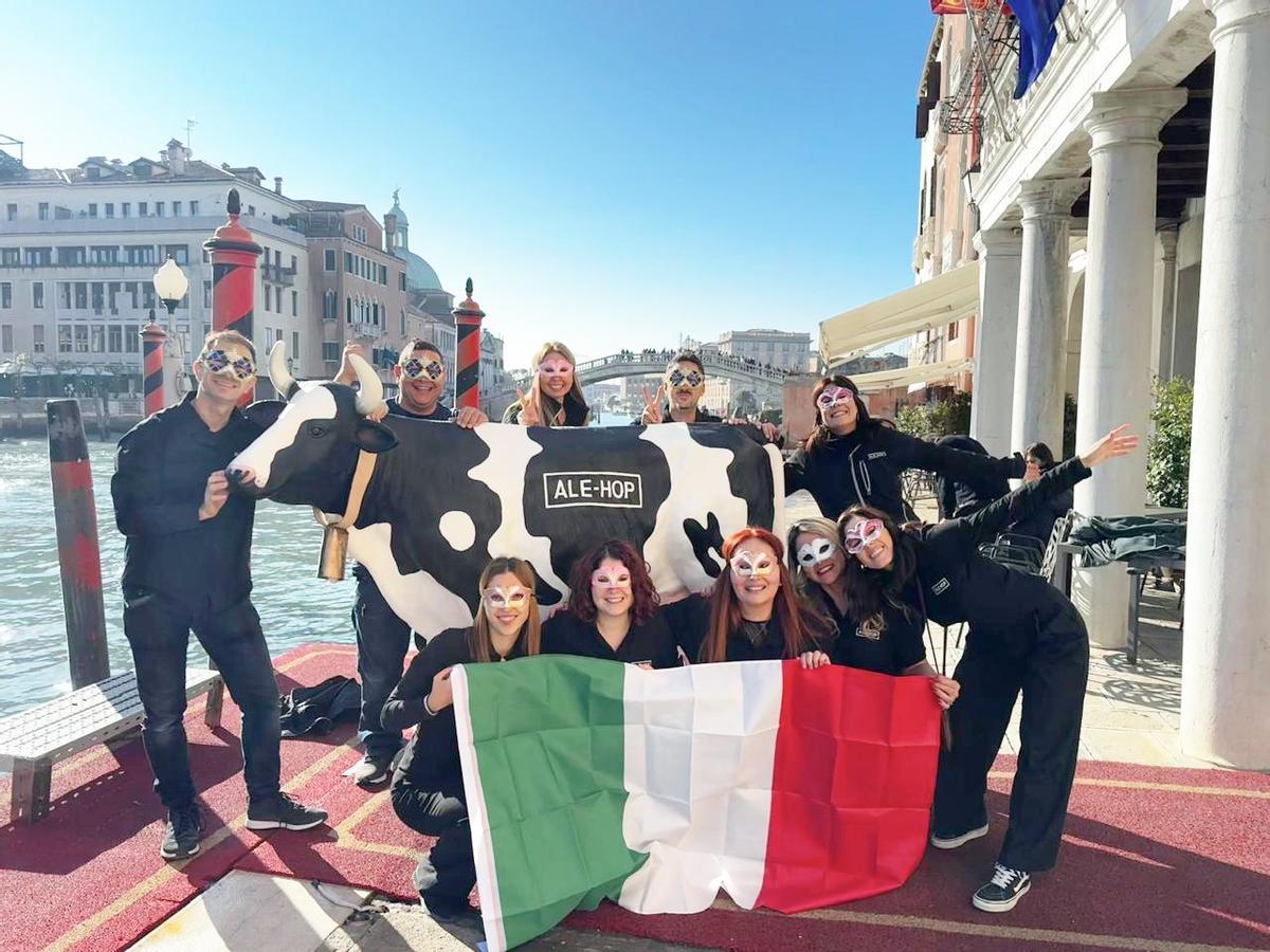 La popular mascota de Ale-Hop, junto al gran canal de Venecia, con el equipo de la tienda que la cadena ha inaugurado en esta ciudad italiana.