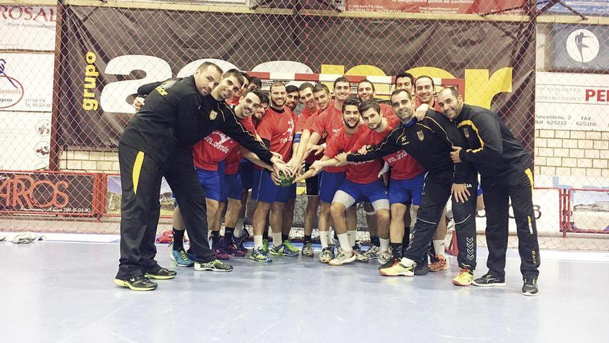 Jugadores y técnicos del Acanor Novás, en el pabellón de O Rosal.