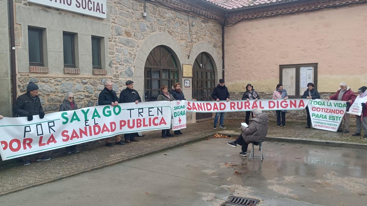 Concentración número 200 de la Plataforma en Defensa de la Sanidad Pública de Sayago a las puertas del Centro de Salud de Bermillo.