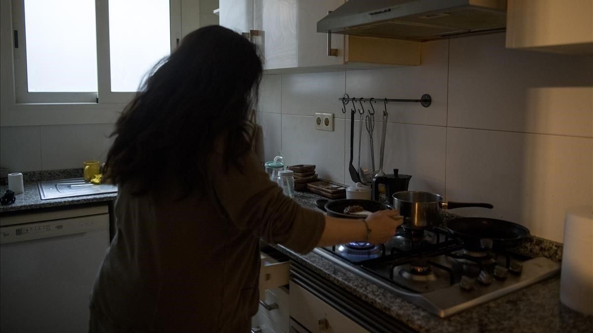 Imagen de archivo de una mujer preparando la comida 