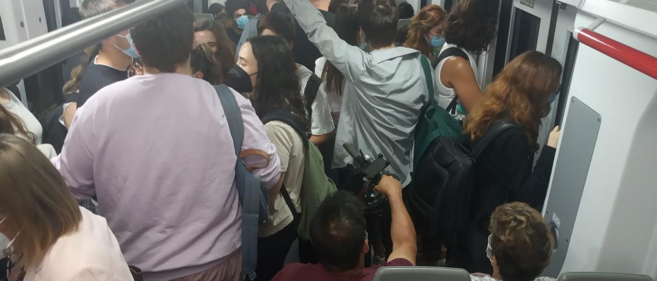 Imagen tomada esta mañana en un tren de Cercanías entre Castelló y València