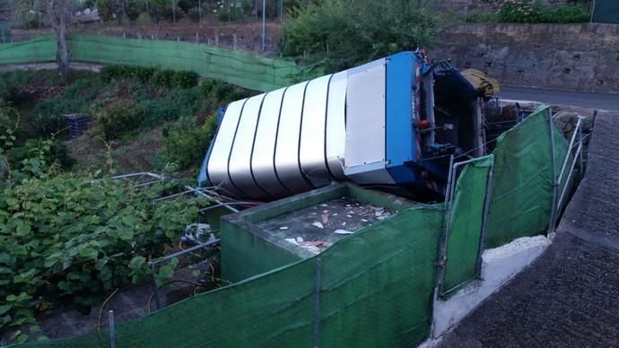Un camión de basura se sale de la calzada y cae en una finca de Valleseco