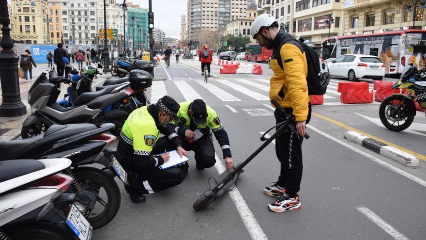 La Policía Local inicia la campaña de patinetes y bicicletas con 36 controles diarios