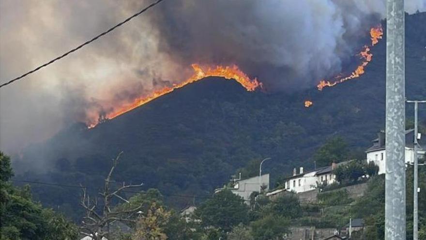 Estabilizado un incendio en Caboalles, a 6 kilómetros del límite con Asturias