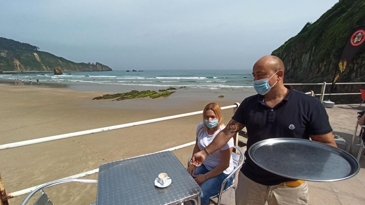 Actividad, el pasado año, en el bar de la playa de Aguilar (Muros del Nalón).