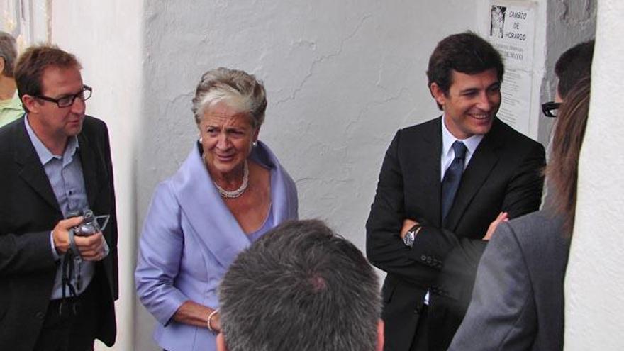 Oleguer Pujol y su madre, Marta Ferrusola, esperan en la puerta de la iglesia de Sant Francesc.