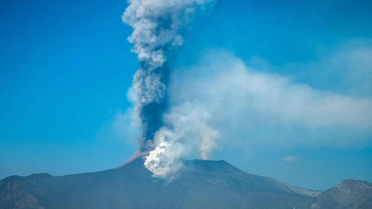 El Etna, activo, visto desde Giarre, en Sicilia